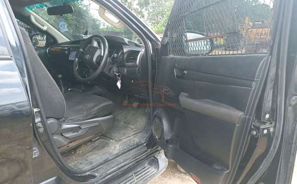 TOYOTA  HILUX  2.4G DC 4X4