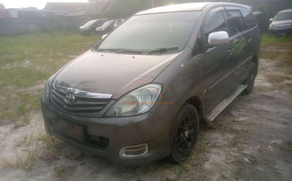 TOYOTA INNOVA G