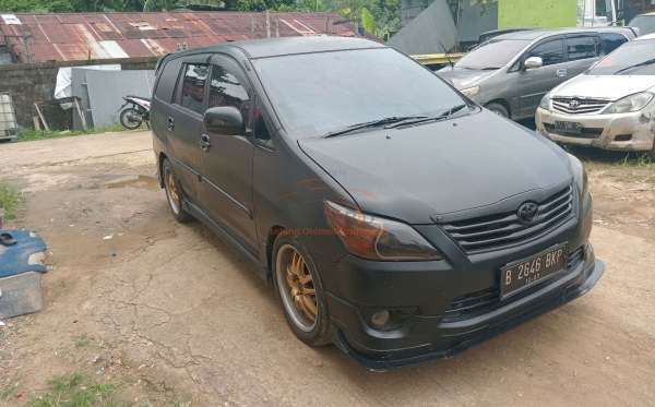 TOYOTA INNOVA
