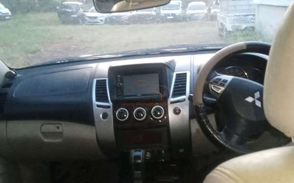MITSUBISHI PAJERO SPORT 2.5 D EXCEED (4X2)