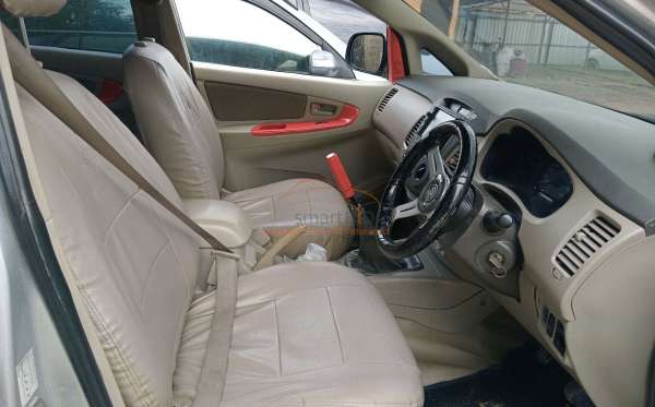 TOYOTA INNOVA G