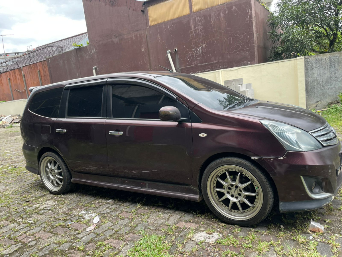 NISSAN  LIVINA GRAND  XV