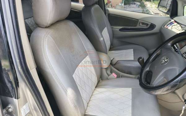 TOYOTA KIJANG INNOVA E