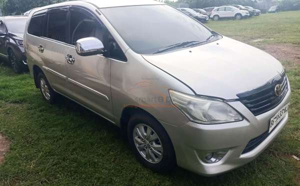 TOYOTA INNOVA G