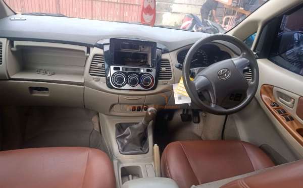 TOYOTA INNOVA G