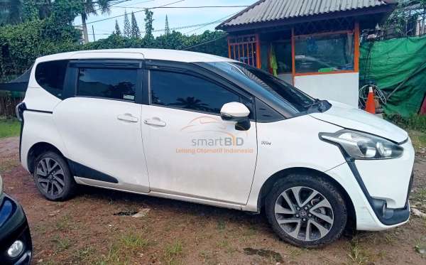 TOYOTA SIENTA 1.5V