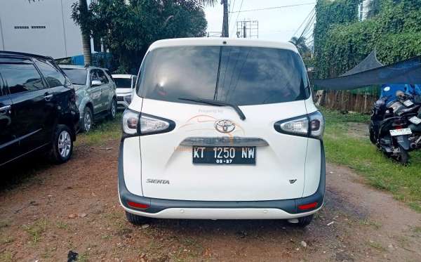 TOYOTA SIENTA 1.5V