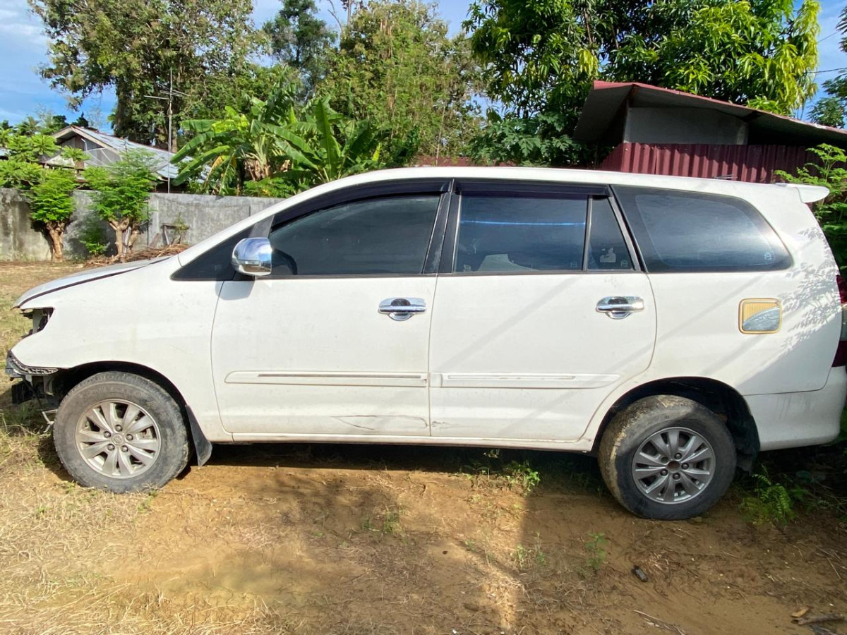 TOYOTA  INNOVA  E