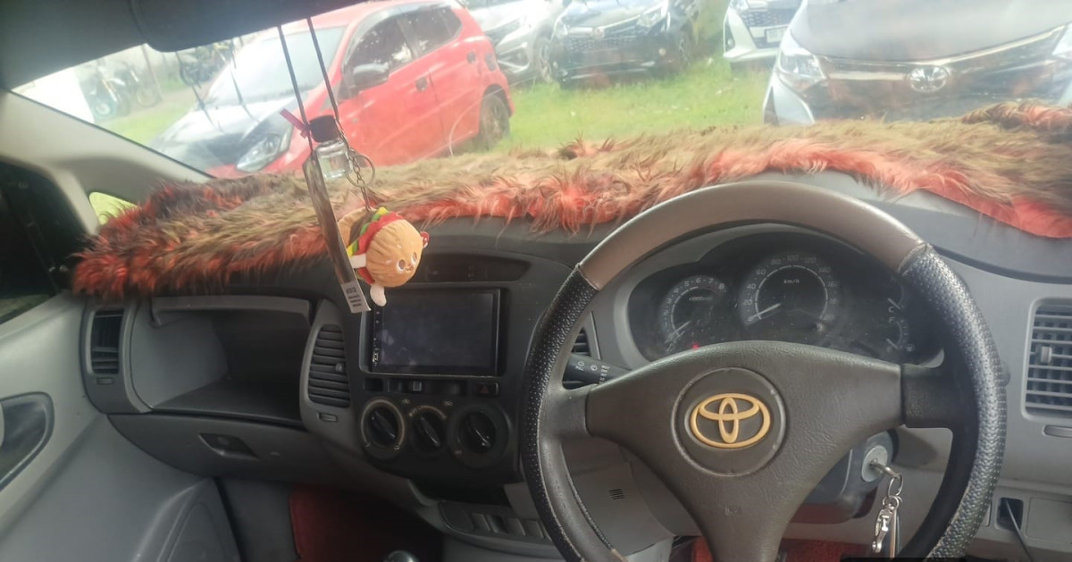 TOYOTA INNOVA  E
