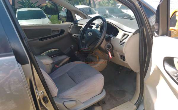 TOYOTA  INNOVA  G