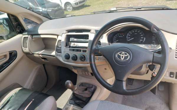 TOYOTA  INNOVA  G