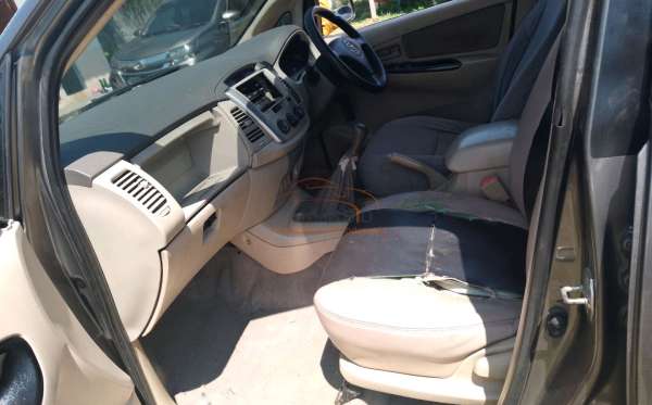 TOYOTA  INNOVA  G