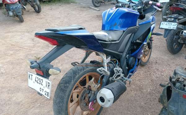 YAMAHA R15