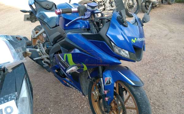 YAMAHA R15