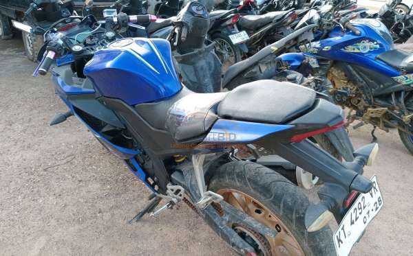 YAMAHA R15