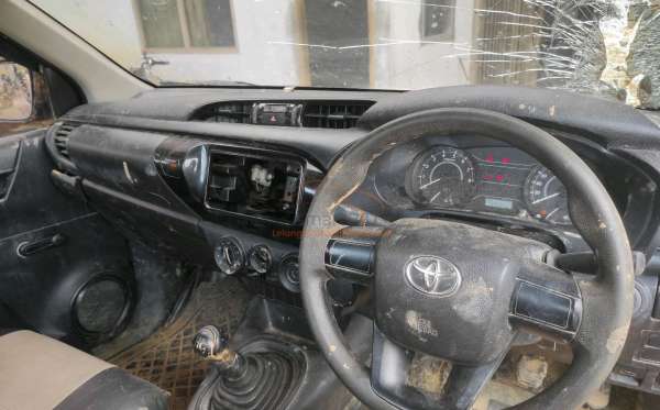 TOYOTA  HILUX  PICK UP