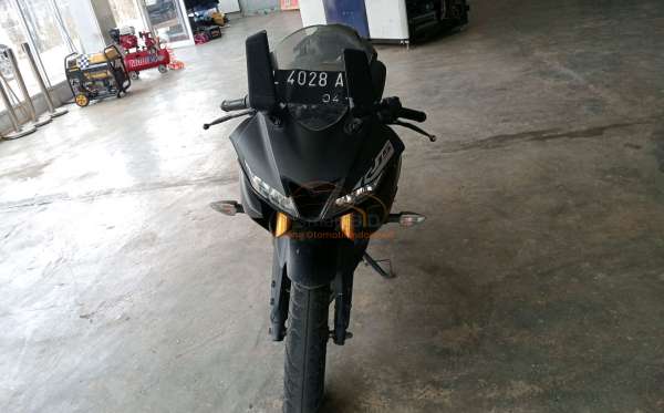 YAMAHA R15