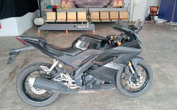 YAMAHA R15