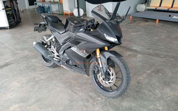 YAMAHA R15