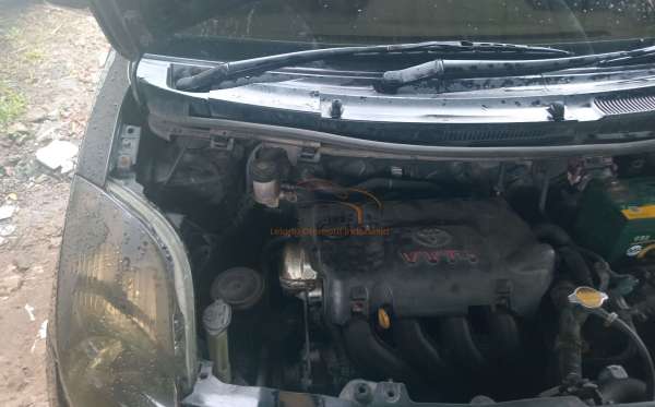 TOYOTA YARIS E