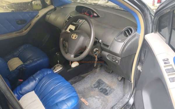 TOYOTA YARIS E