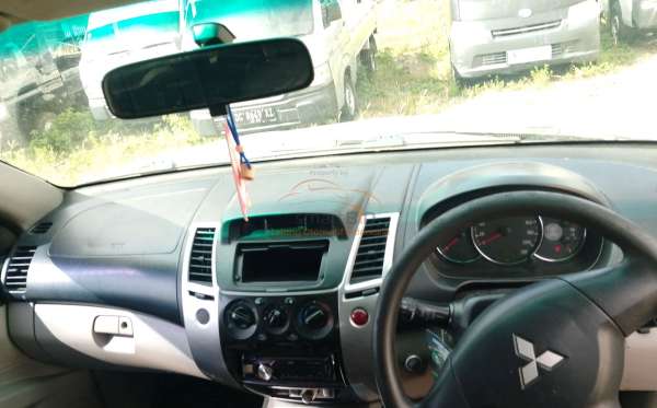 MITSUBISHI PAJERO SPORT 2.5L GLX (4X4)