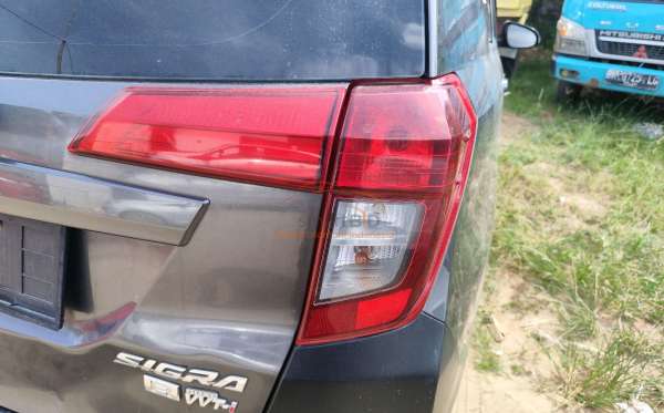 DAIHATSU  SIGRA  R