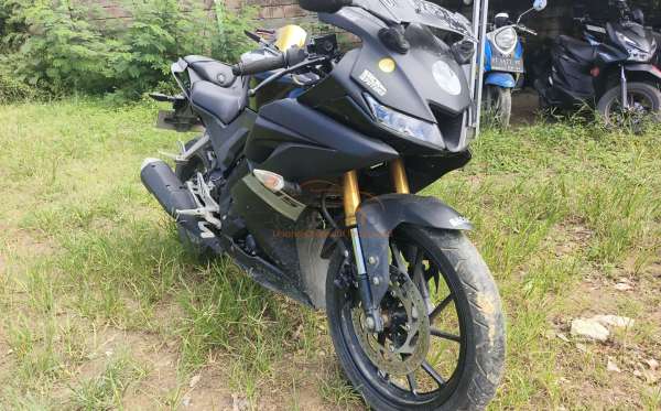 YAMAHA  R15