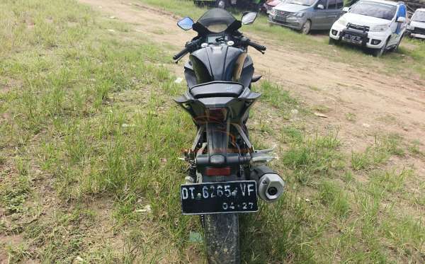YAMAHA  R15