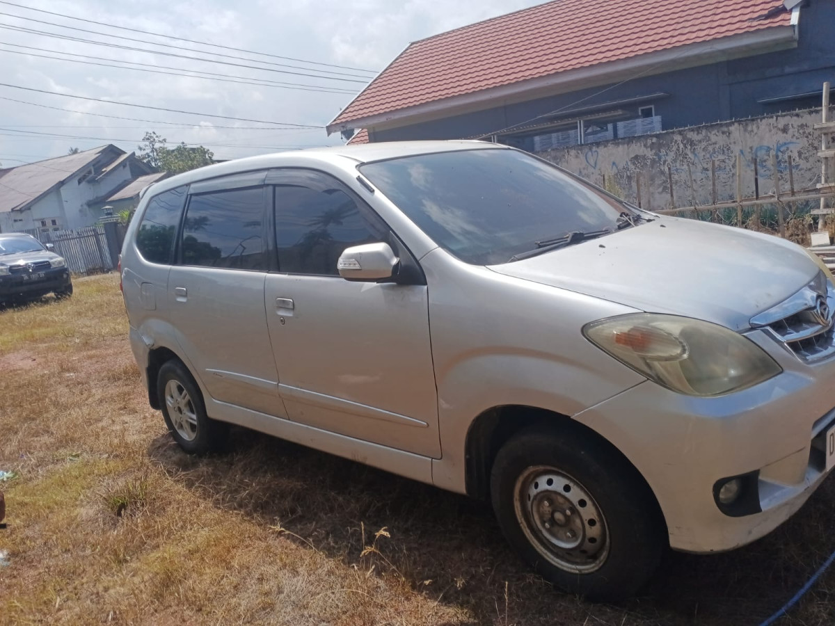 DAIHATSU XENIA