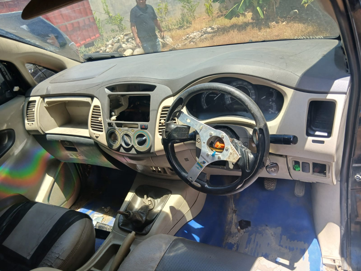 TOYOTA INNOVA G