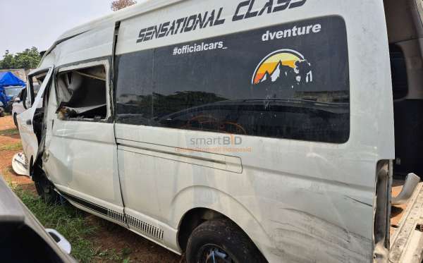 TOYOTA HI ACE COMMUTER