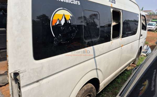 TOYOTA HI ACE COMMUTER