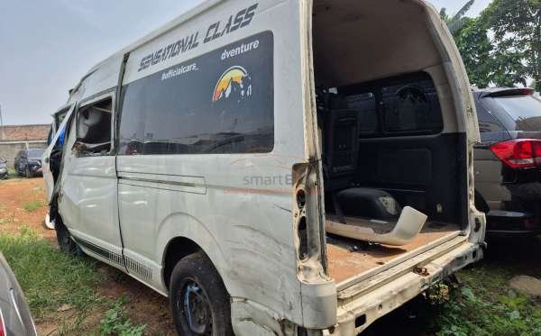 TOYOTA HI ACE COMMUTER