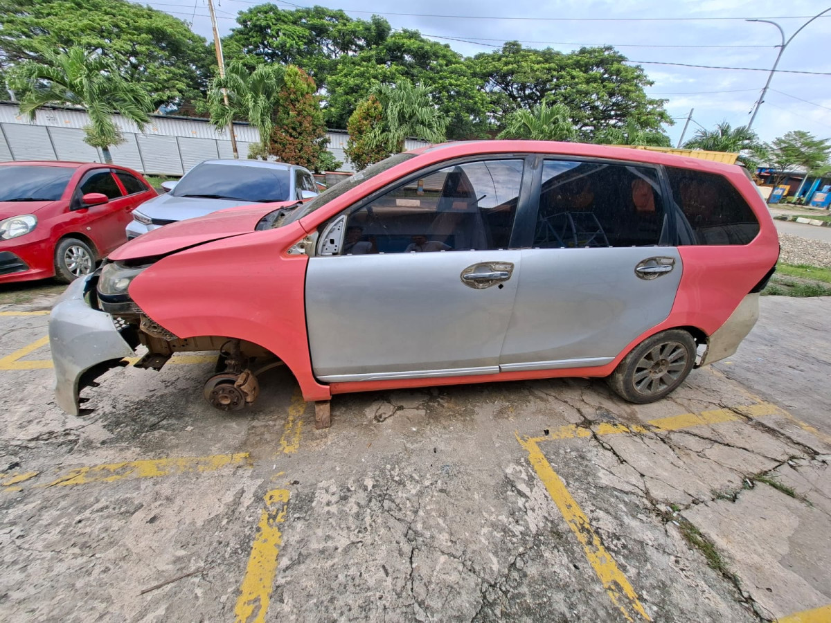 DAIHATSU  XENIA  R