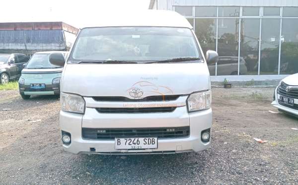 TOYOTA HI ACE COMMUTER
