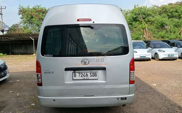 TOYOTA HI ACE COMMUTER