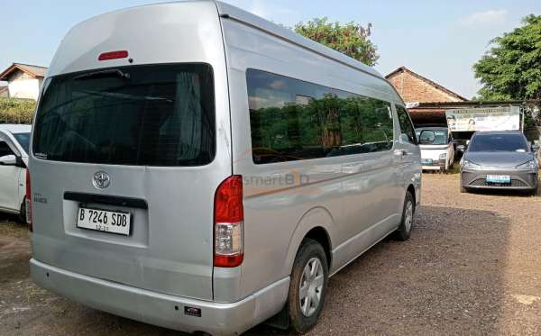 TOYOTA HI ACE COMMUTER