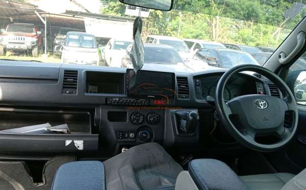 TOYOTA HI ACE COMMUTER