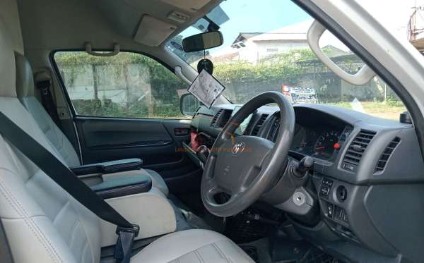 TOYOTA HI ACE COMMUTER