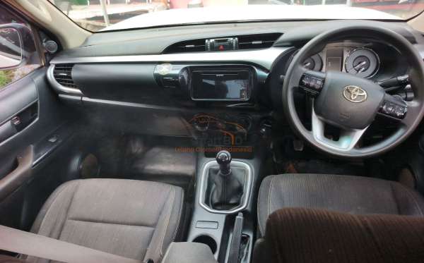 TOYOTA HILUX 2.4G DC 4X4