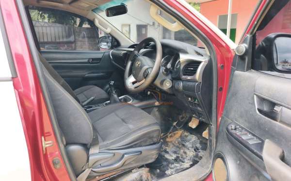 TOYOTA HILUX 2.4G DC 4X4