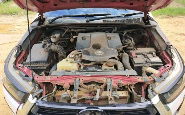 TOYOTA HILUX 2.4G DC 4X4