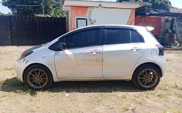 TOYOTA YARIS E