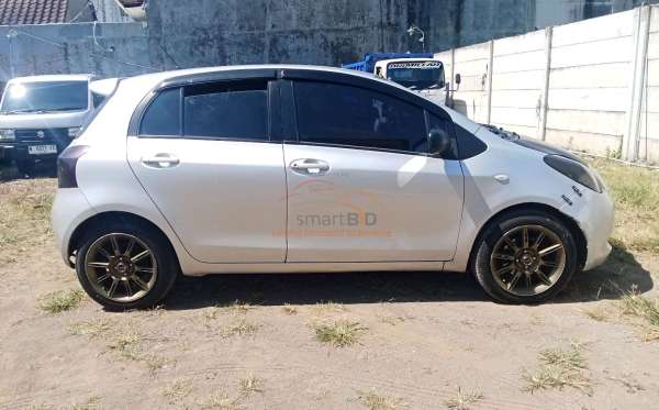 TOYOTA YARIS E