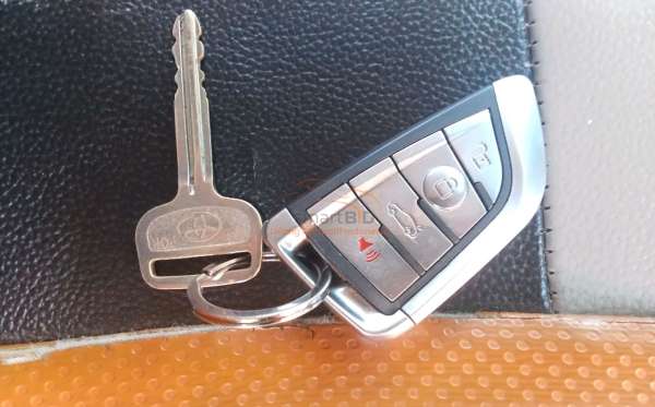 TOYOTA YARIS E