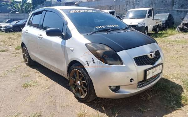 TOYOTA YARIS E