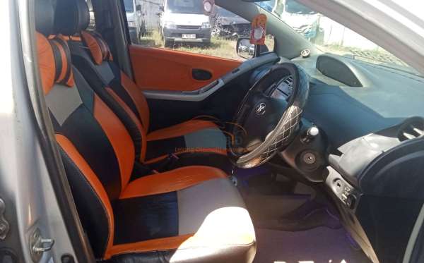 TOYOTA YARIS E