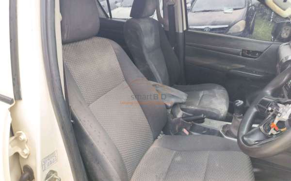 TOYOTA HILUX 2.4G DC 4X4