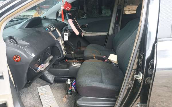 TOYOTA YARIS E